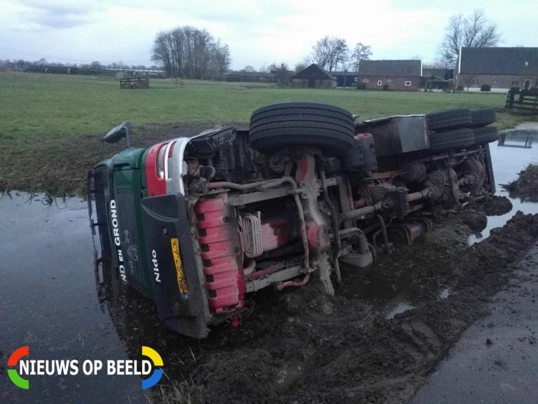 Vrachtwagen kantelt van de weg de sloot in Beijerscheweg Stolwijk