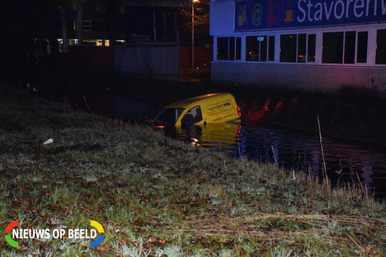 Auto vliegt uit de bocht en belandt in het water Goudse Poort Gouda