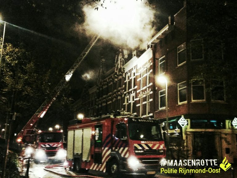 Grote brand verwoest zolder van tussenwoning Oostzeedijk Beneden Rotterdam