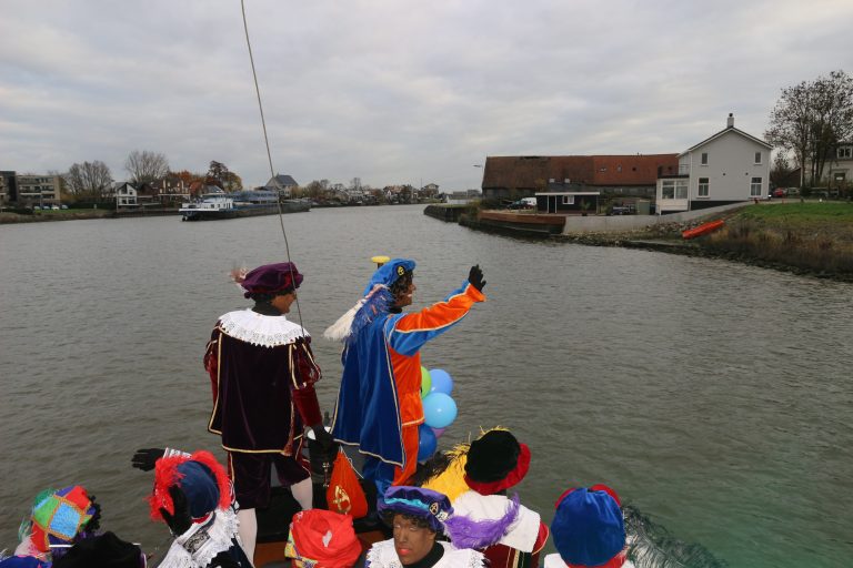 Sinterklaas en zijn Pieten komen aan in Capelle aan den IJssel