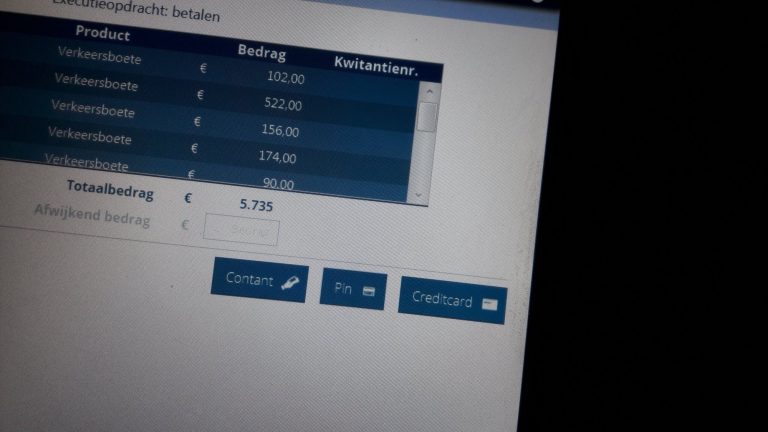 Man tikt 5735 euro aan verkeersboetes af