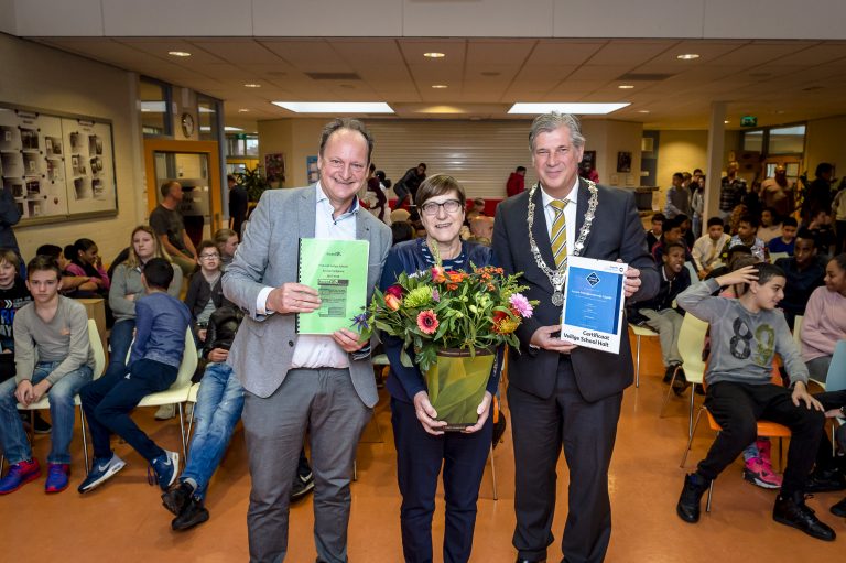 Burgemeester Peter Oskam reikt Capelse Halt Certificaat uit aan Accent Praktijkonderwijs Capelle