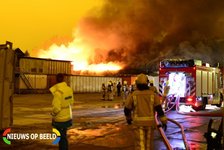 Zeer grote uitslaande brand in opslagloods Hoekeindseweg Bergschenhoek (video)