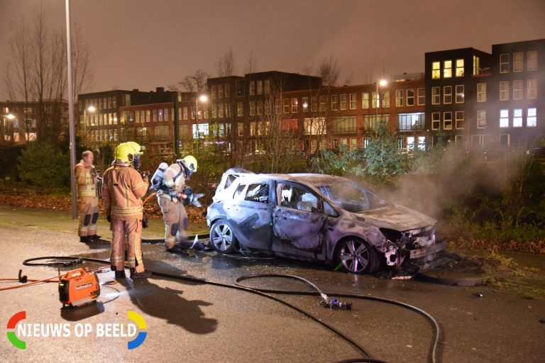 Auto verwoest door brand Hudsonstraat Rotterdam