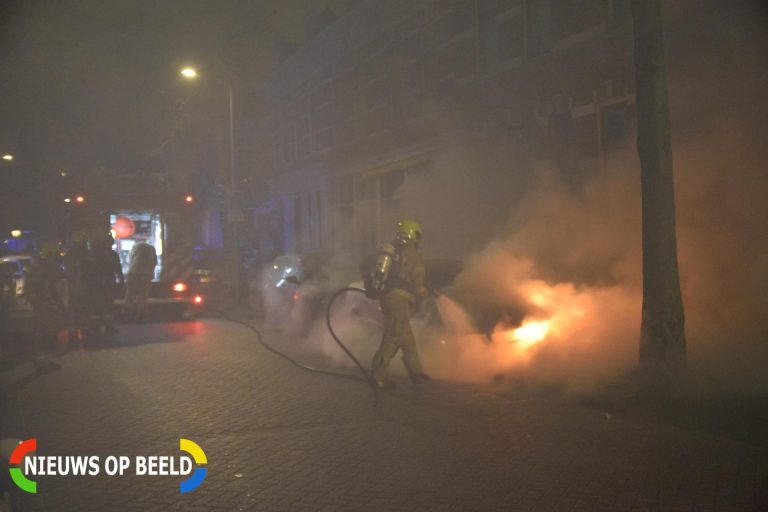 Brandweer blust autobrand 1e Pijnackerstraat Rotterdam