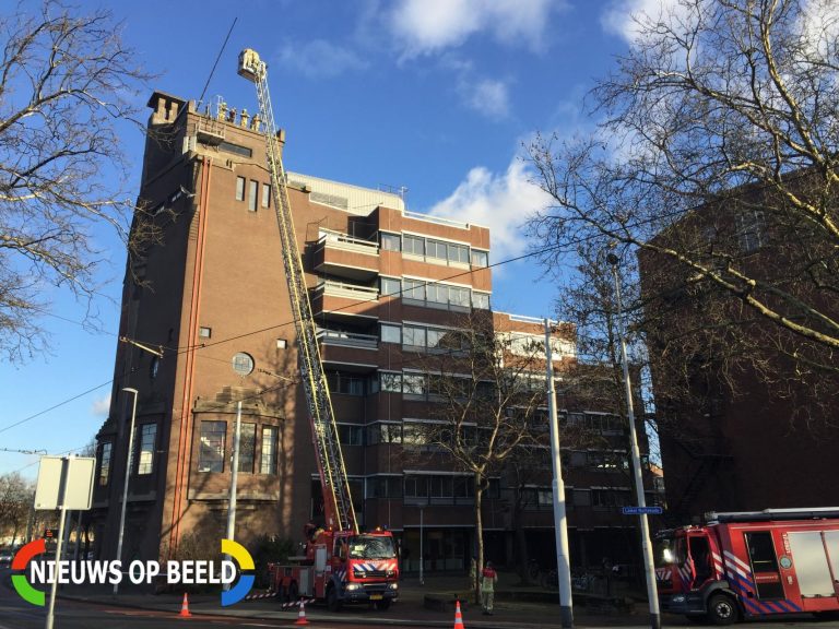 Brandweer verwijdert vlaggenmast Linker Rottekade Rotterdam