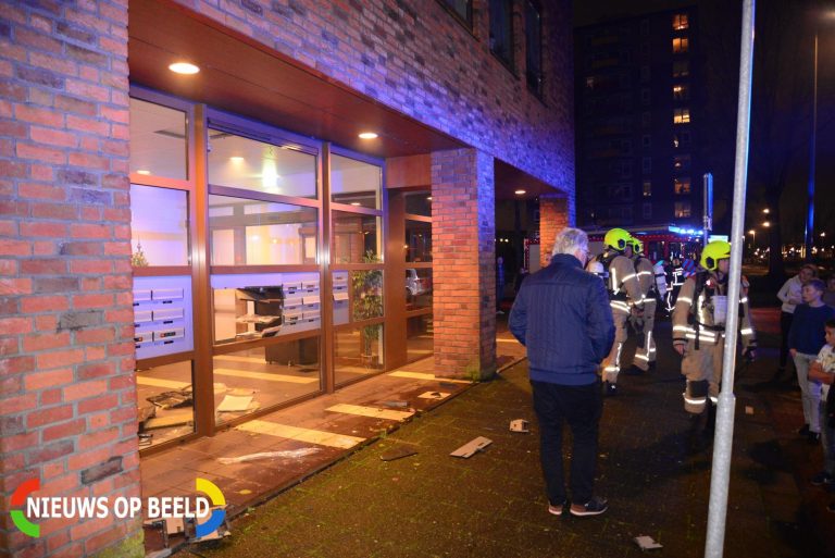 Jeugd blaast brievenbussen uit portiek Charley Tooropsingel Rotterdam