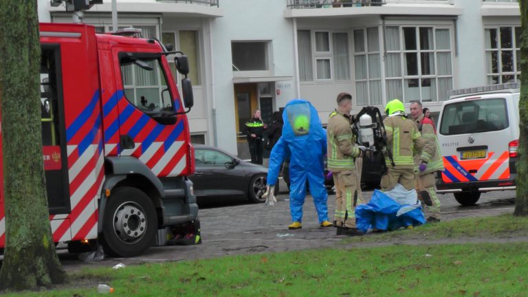 Brandweer haalt in chemicaliënpak persoon uit woning Gerdesiaweg Rotterdam