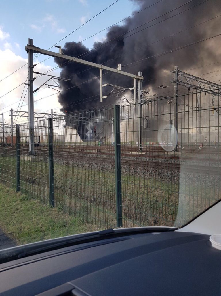 Enorme brand in opslagtank Shell Vondelingenweg Rotterdam