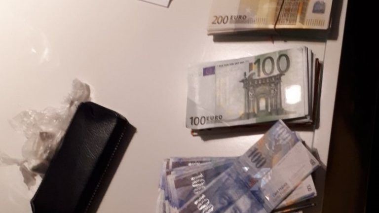 Politie houdt verdachten aan met 77.750 euro aan contanten in woontoren Rotterdam