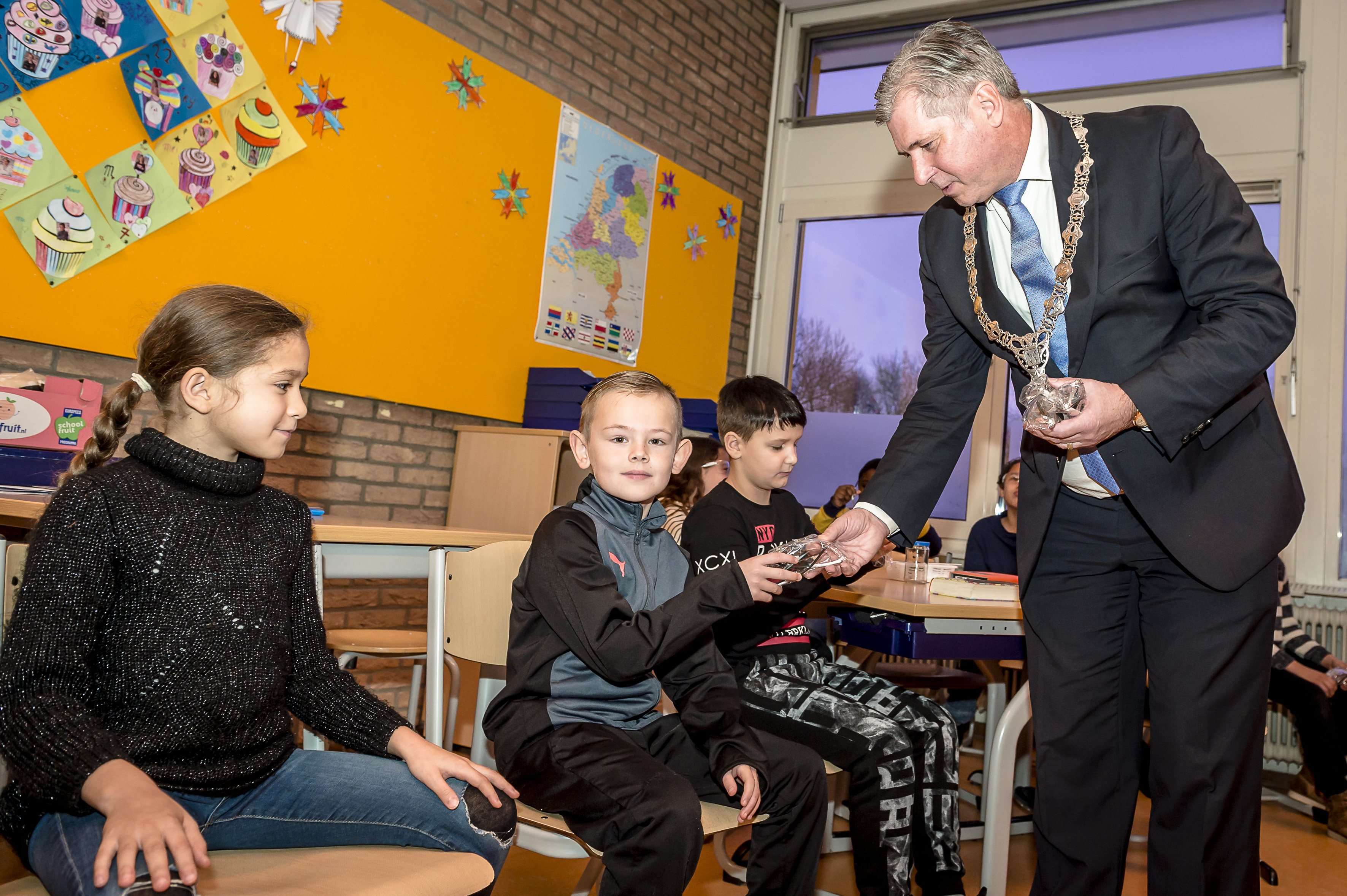 Kinderen van de Pieter Bas krijgen vuurwerkbril