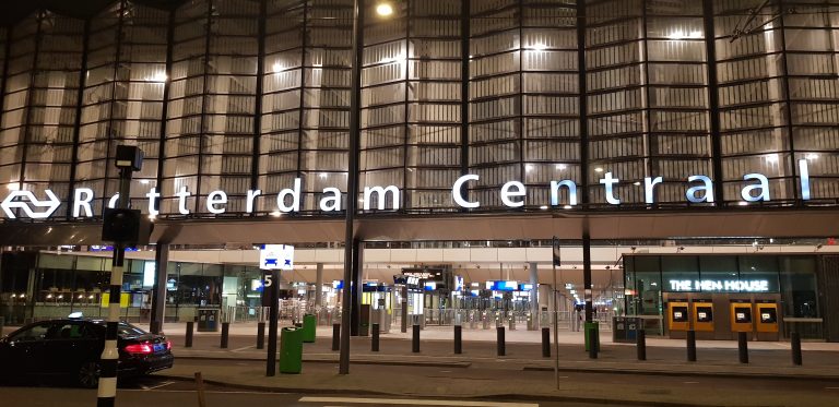 Jongen (17) neergestoken op Rotterdam Centraal