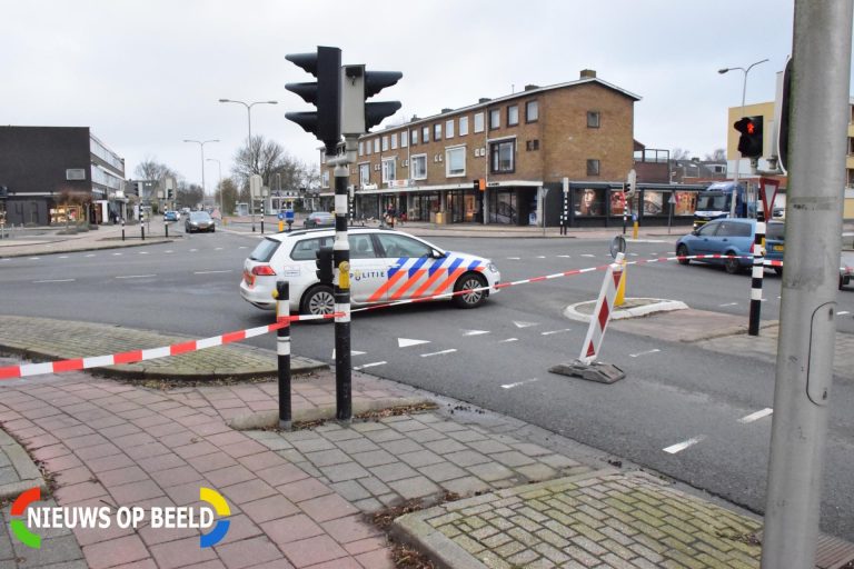 Dakbedekking waait van flats, straat afgesloten Juliana van stolberglaan Waddinxveen