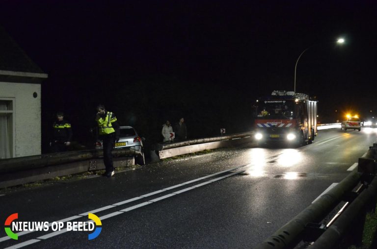 Auto vliegt uit de bocht en wordt gelanceerd over de vangrail Provincialeweg West N228 Haastrecht