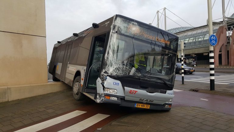 Stadbus ramt muur zonder chauffeur Horvathweg Schiedam