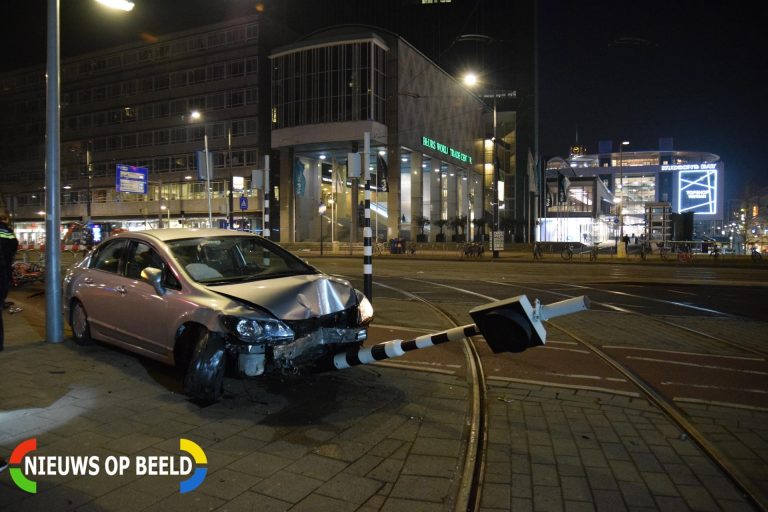 Taxichauffeur ramt geparkeerde fietsen en RET waarschuwingslamp Coolsingel Rotterdam