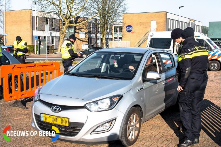 Politie houdt grote verkeerscontrole Aveling Hoogvliet