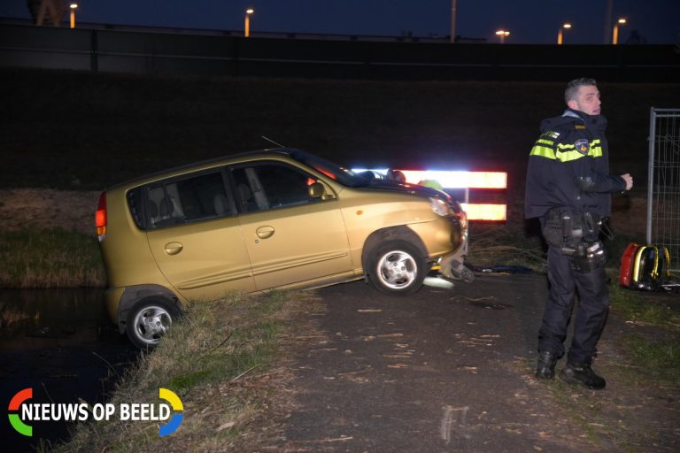 Automobilist gereanimeerd na half te water raken Poortugaalseweg Poortugaal