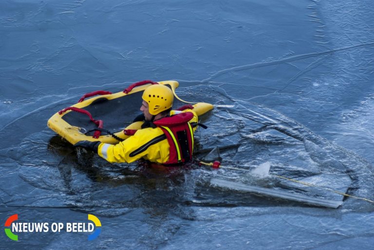 Hulpdiensten zoeken naar “parachutist” te water Langeraarse Plassen Ter Aar