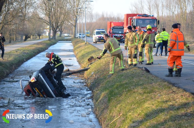 Automobilist ramt lichtmast en raakt te water Noordweg Pijnacker