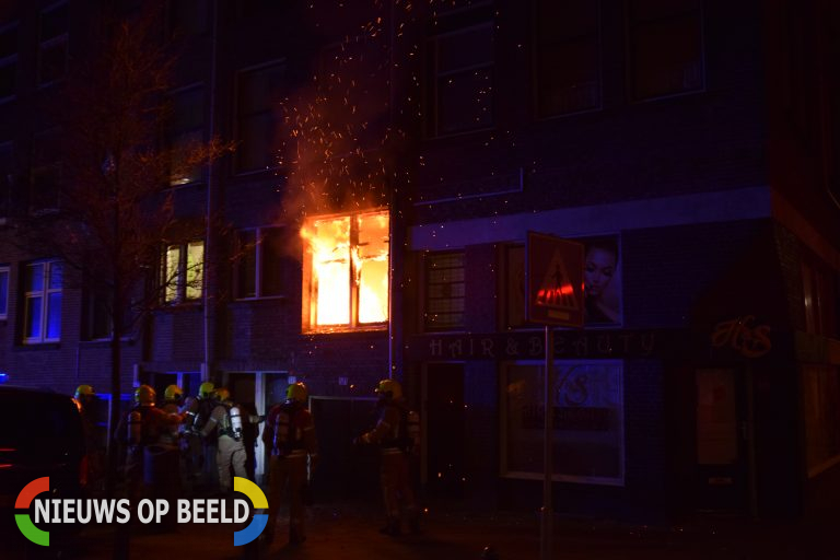 Gewonden bij uitslaande woningbrand Grote Visserijstraat Rotterdam (video)