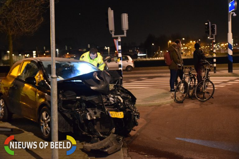 Alcoholmobilist ramt lichtmast Brugweg Rotterdam