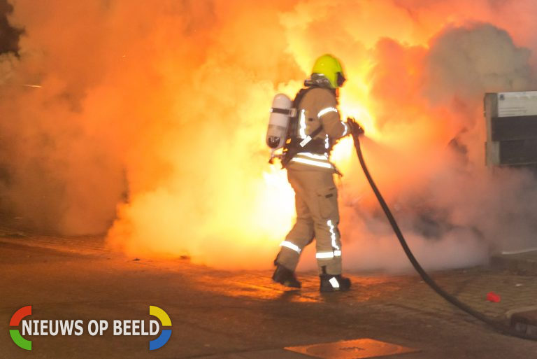 Wederom een auto in brand in Schollevaar Penseel Capelle aan den IJssel (video)