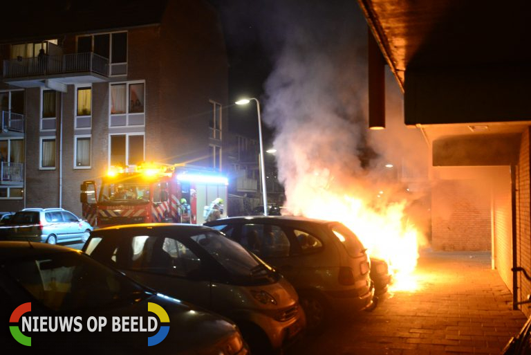 Onverzekerde Mercedes gaat deels in vlammen op Prent Capelle aan den IJssel