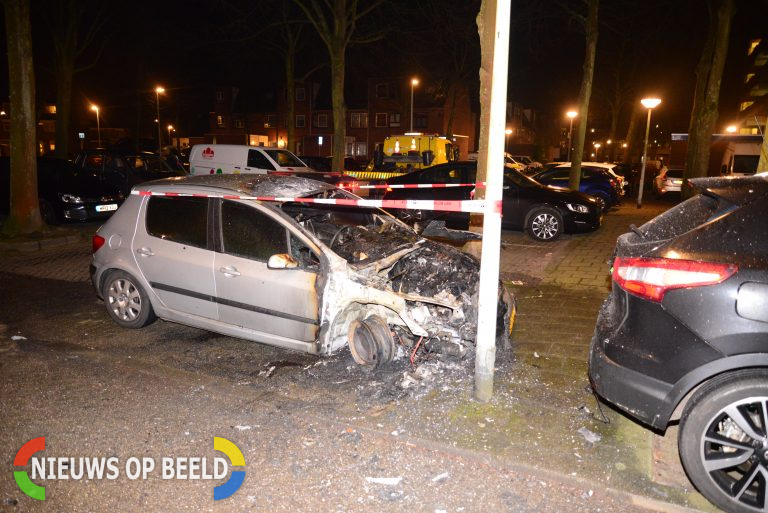 Auto in brand Tripolihof Rotterdam