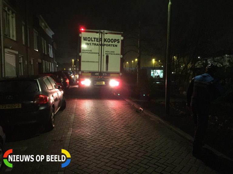 Trekker met oplegger rijdt zich muurvast in Goudse binnenstad Nieuwe Haven Gouda