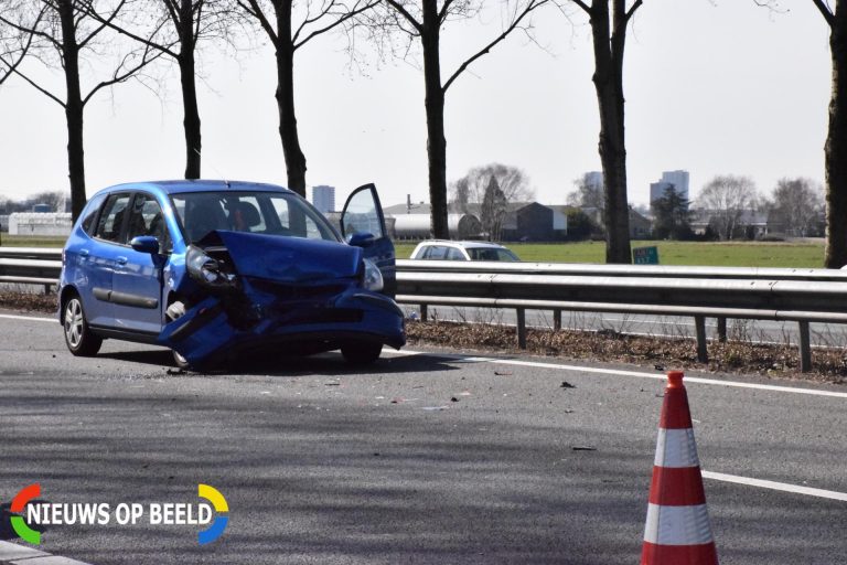 Meerde voertuigen zwaar beschadigd bij ongeval Rijksweg A20 Nieuwerkerk aan den IJssel