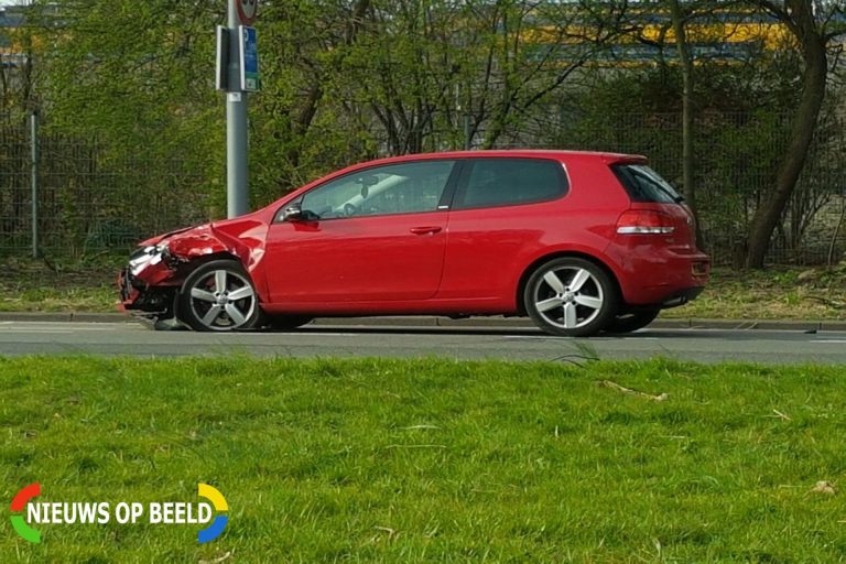 Flinke schade bij aanrijding tussen twee auto’s Horvathweg Rotterdam