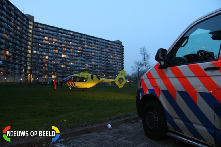 Traumahelikopter trekt veel bekijks Purmerhoek Capelle aan den IJssel