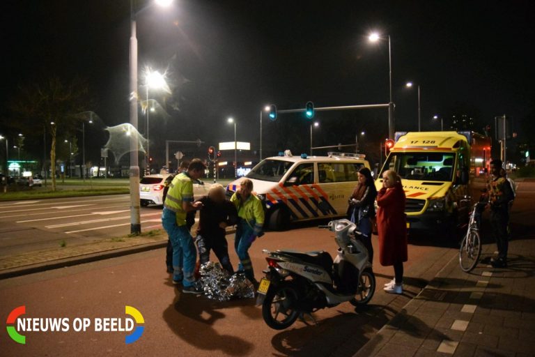 Scooterrijder valt van scooter Hoofdweg Rotterdam