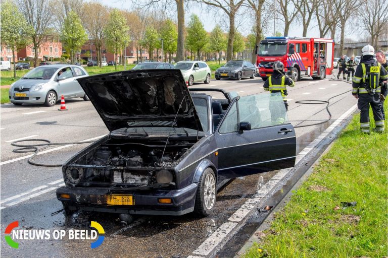 Golf cabrio brandt uit voor stoplicht Groenekruisweg Hoogvliet