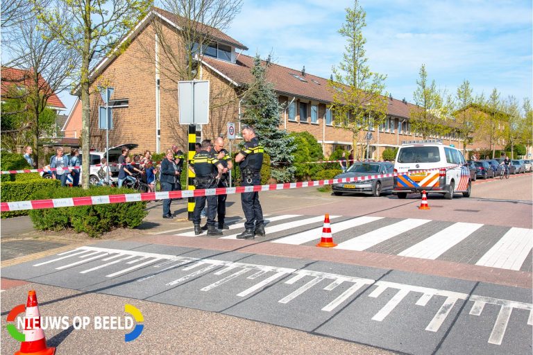 Meisje wordt met fiets tijdens oversteken door auto aangereden Jan van Almondestraat Poortugaal