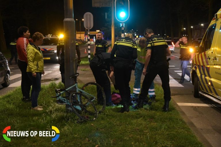 Fietser gelanceerd na aanrijding met auto Aveling Hoogvliet