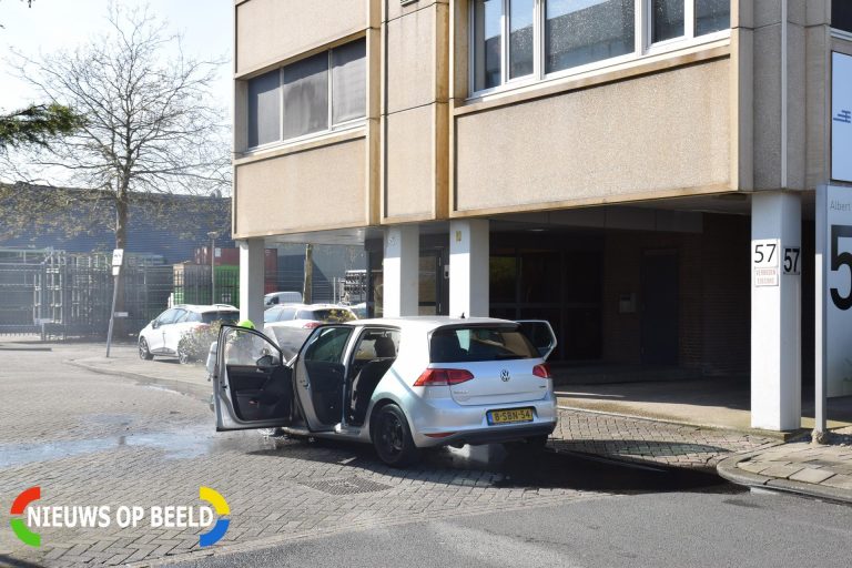 Auto vliegt spontaan in brand Von Baumhauerstraat Rotterdam