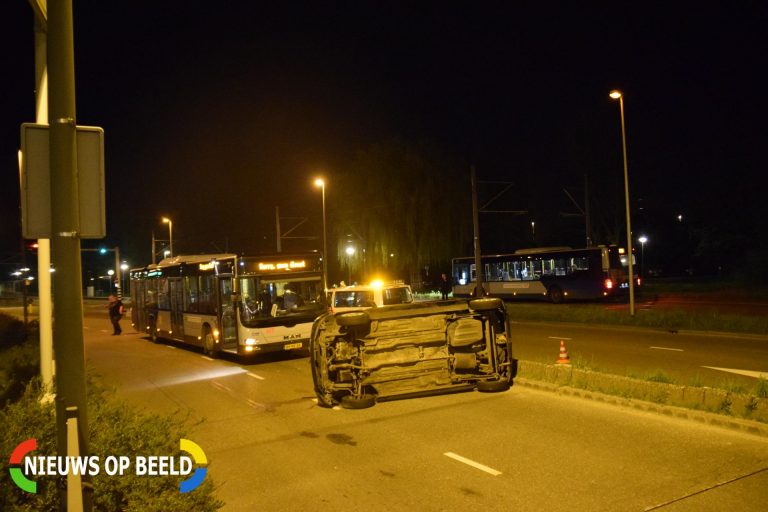 Gewonde naar ziekenhuis nadat auto over de kop gaat Nieuwe Damlaan Schiedam