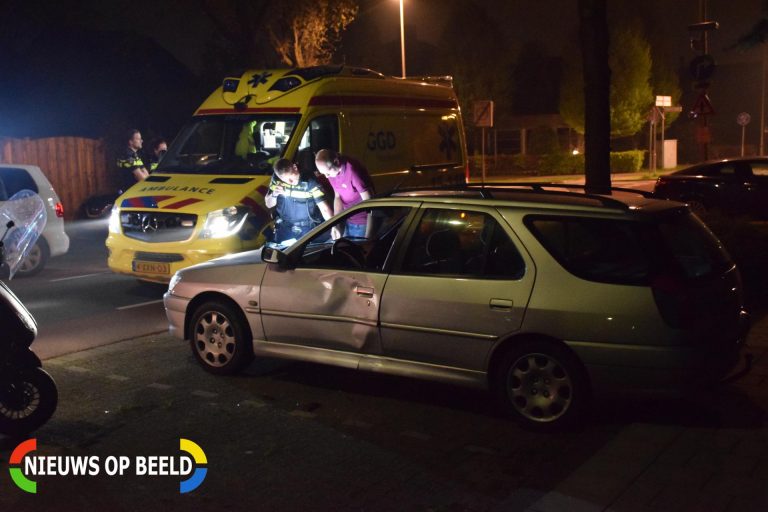 Scooterrijder vliegt van scooter af na aanrijding met auto Tweede Stationsstraat Zoetermeer