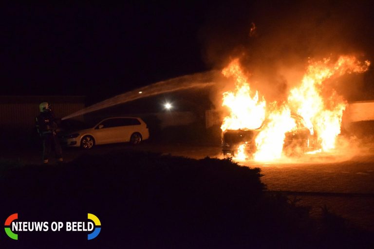 Auto verwoest door brand Tristanstraat Gouda