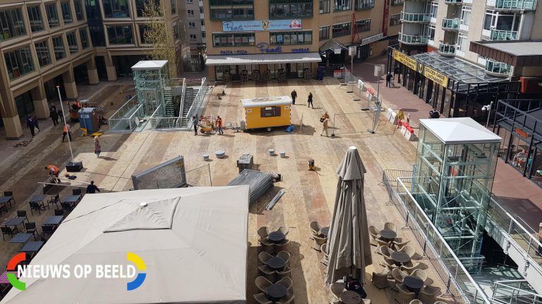 Burgemeester in overleg met horecaondernemers over herinrichting Stadhuisplein Zoetermeer