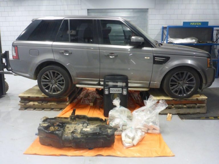 Drie Rotterdammers aangehouden nadat douane 42 kilo cocaïne aantreft in Range Rover