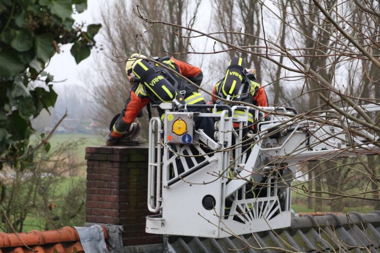 Brandweer blust schoorsteenbrand IJsseldijk-Noord Ouderkerk aan den IJssel