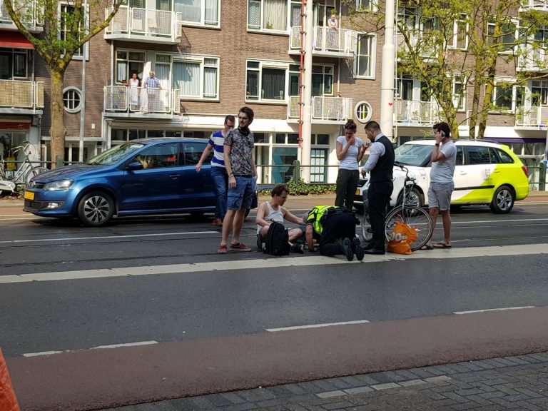 Automobilist rijdt door na aanrijding met fietser Oostzeedijk Rotterdam