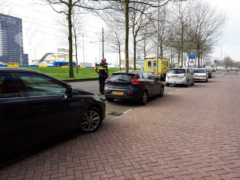 Ambulance klemgereden door automobilist op de Westzeedijk in Rotterdam