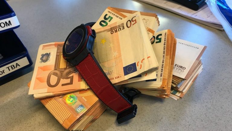 Alerte agent pakt met ondermijningsteam ruim 28.000 euro en peperduur horloge af Rotterdam Centrum