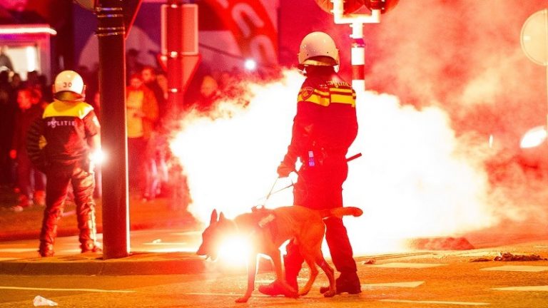 Kinderen gewond door stadionfakkels bij huldiging De Kuip Rotterdam
