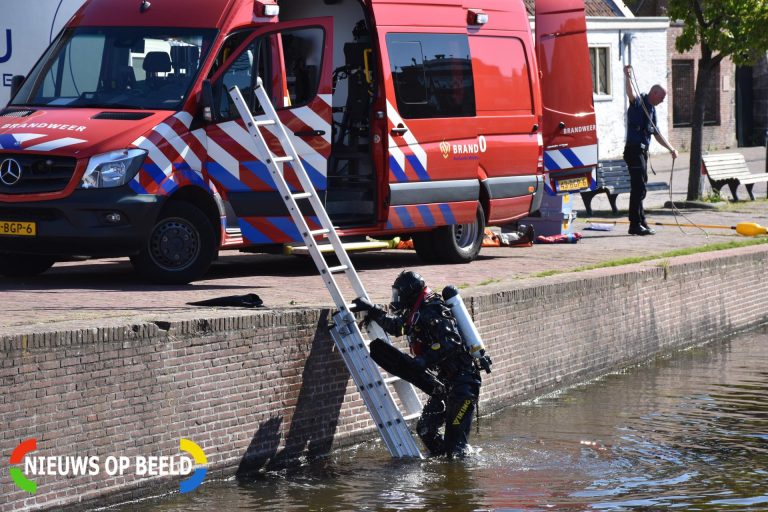 Brandweer houdt duikoefening Kort Galgewater Leiden