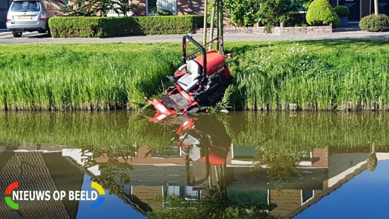 Bestuurder raakt met grasmaaier net niet te water Het Spoor Houten